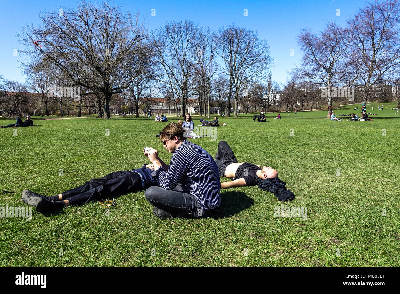 Persone in Alaunplatz parco, giardino, Dresden Neustadt Germania vita quotidiana Foto Stock