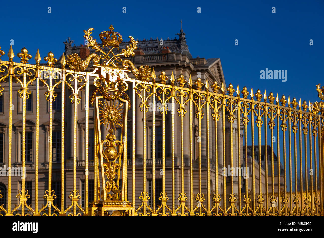 Chateau de Versailles (Palazzo di Versailles), un sito Patrimonio Mondiale dell'UNESCO, Francia - una sezione di ringhiere dorato verso la parte anteriore del palazzo Foto Stock
