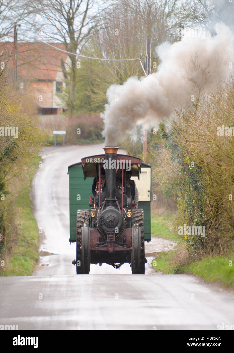 Rulli a vapore e motori di trazione in una scena di lavori stradali vintage, cantiere a vapore Foto Stock