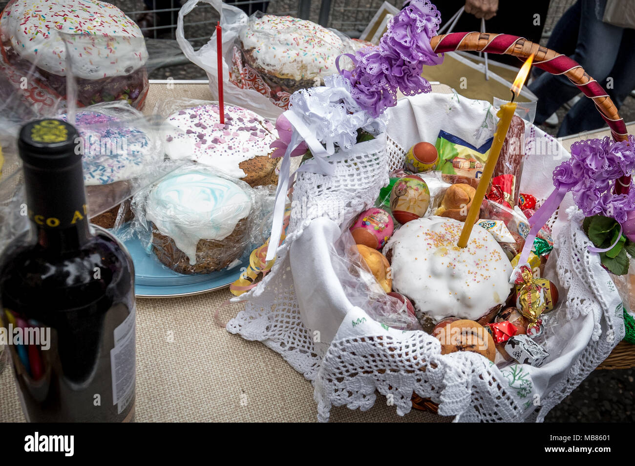 La pasqua ortodossa russa celebrazioni e benedizioni presso la chiesa russa in Knightsbridge, Londra. Foto Stock