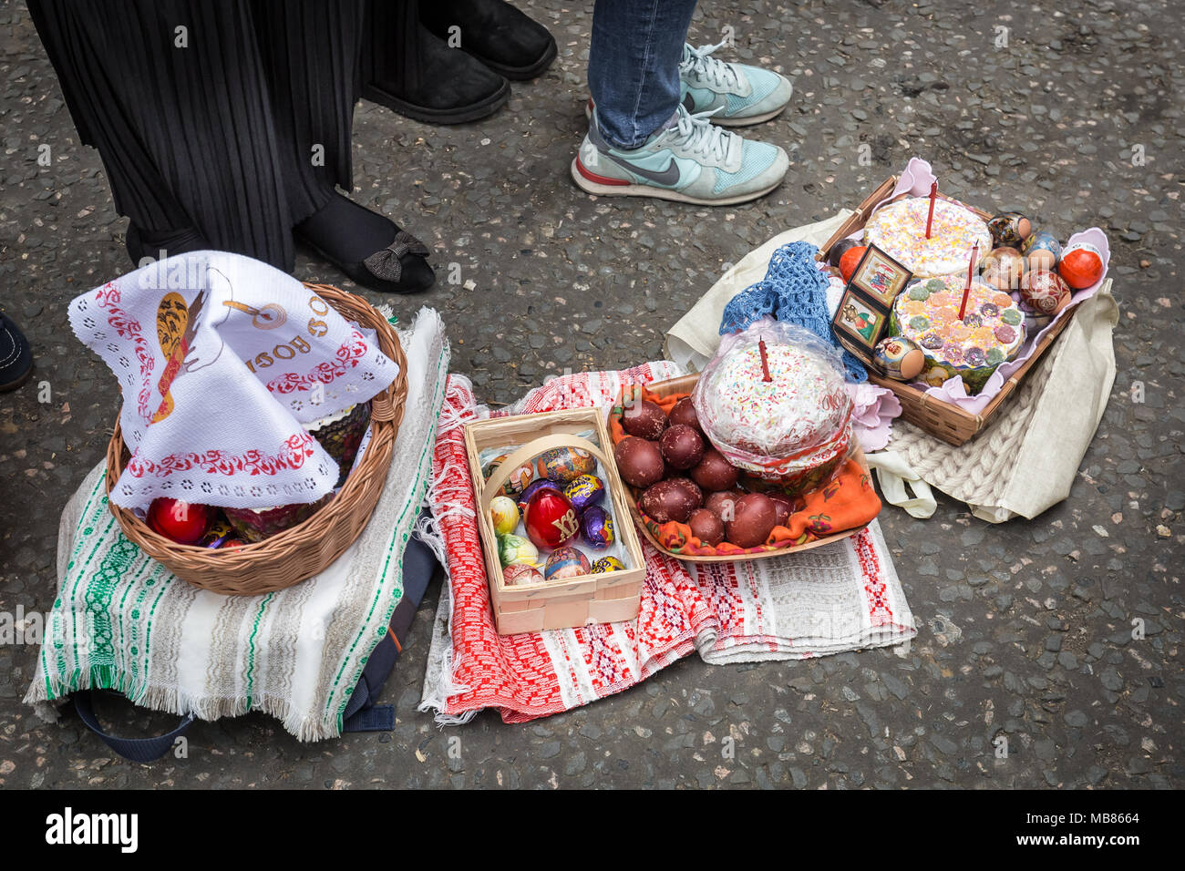 La pasqua ortodossa russa celebrazioni e benedizioni presso la chiesa russa in Knightsbridge, Londra. Foto Stock