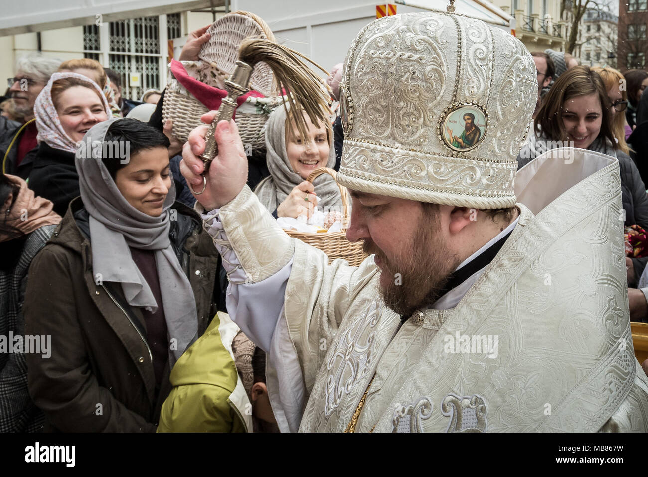 La pasqua ortodossa russa celebrazioni e benedizioni presso la chiesa russa in Knightsbridge, Londra. Foto Stock