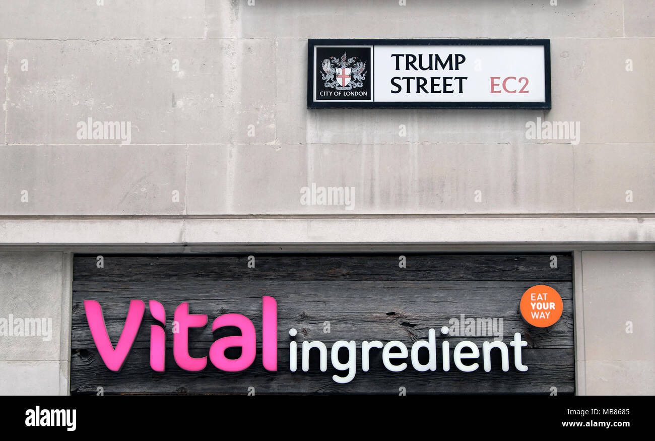 Ingrediente vitale restaurant sign su Trump Street nella città di Londra EC2 Inghilterra UK KATHY DEWITT Foto Stock