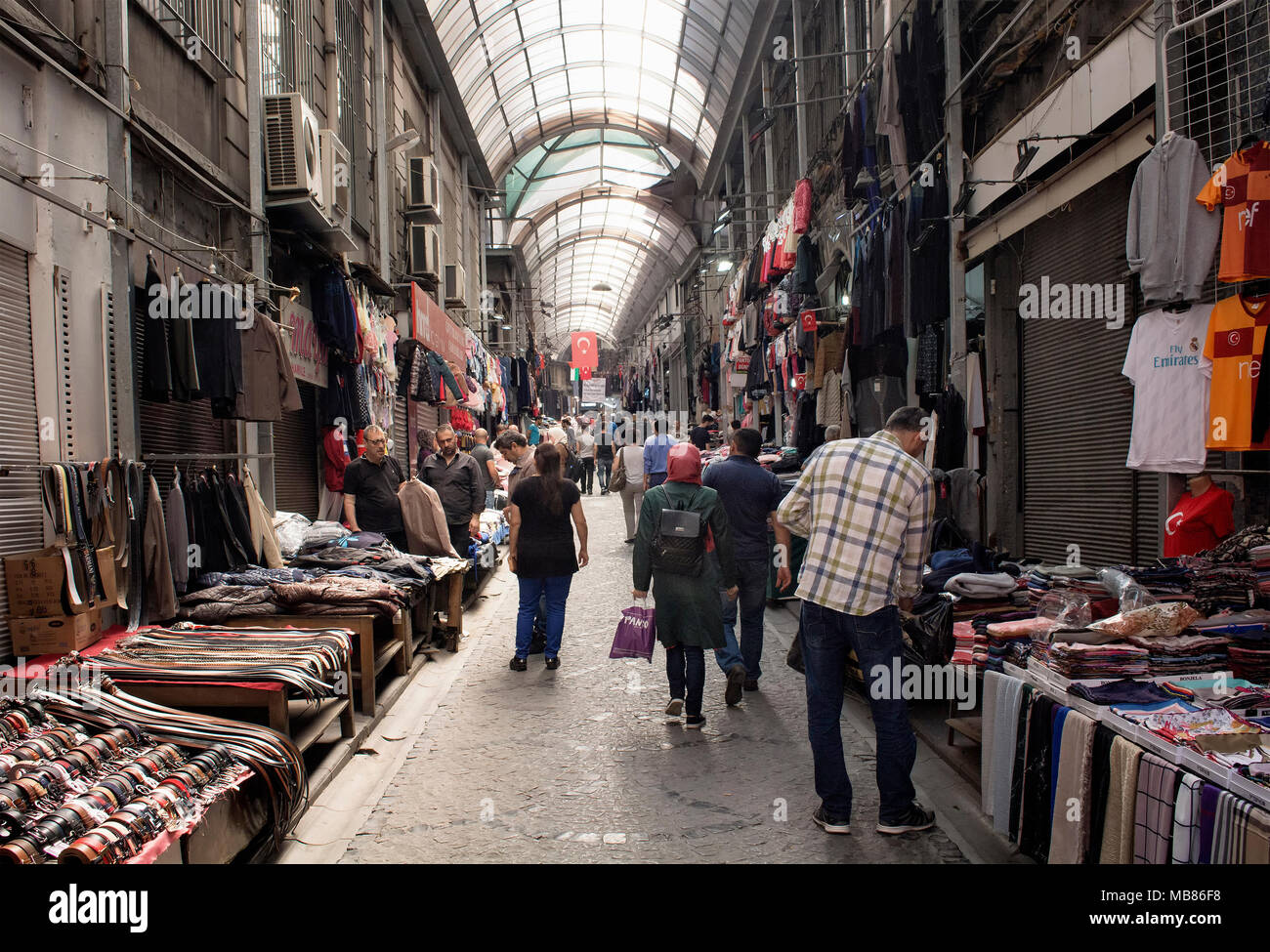 Vista di persone shopping presso uno dei passaggi vicino al Grand Bazaar di Istanbul. Foto Stock