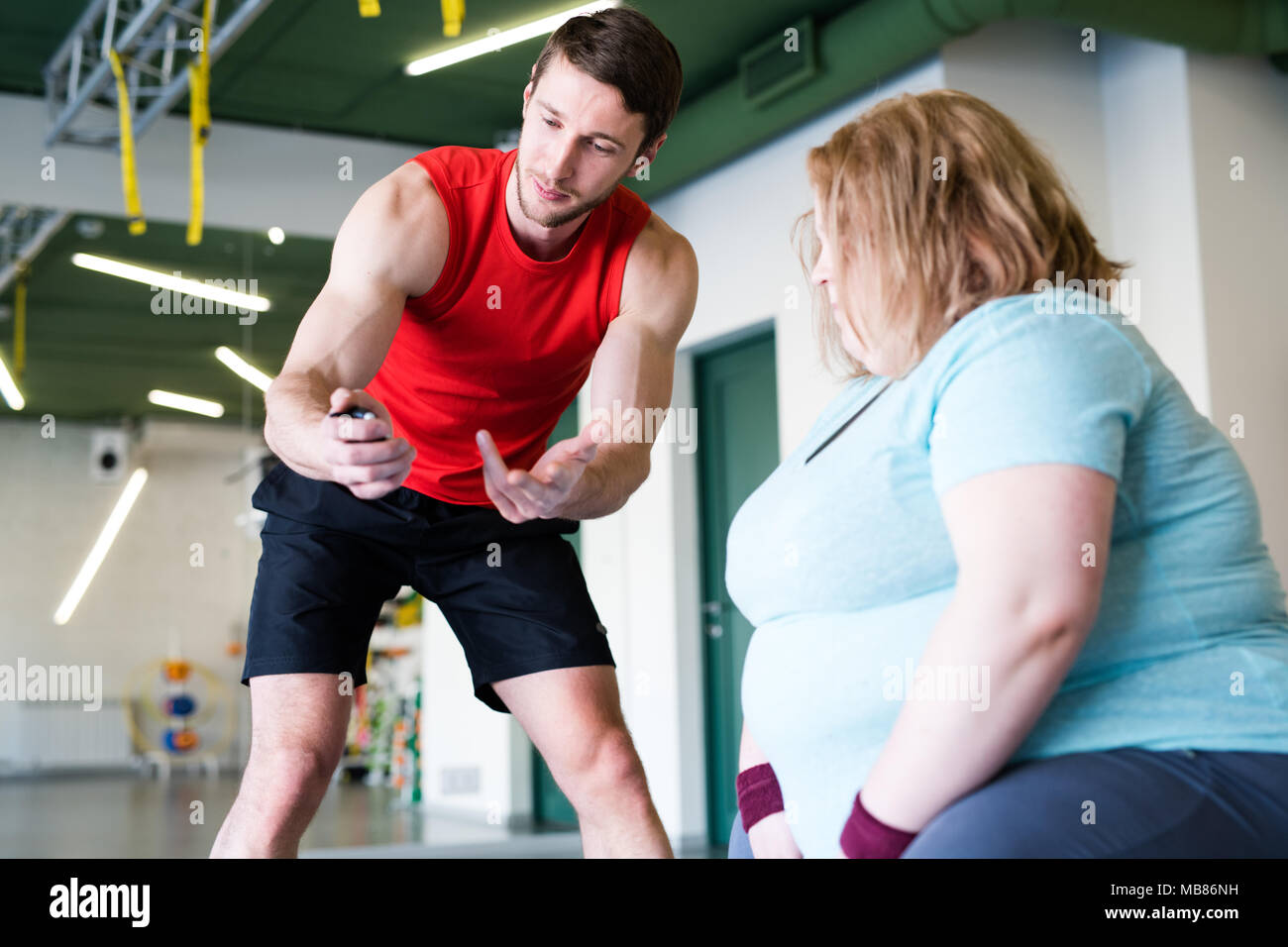 Fitness Coach lavora con il cliente Foto Stock