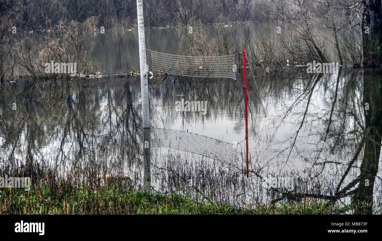 Villaggio Prud, Bosnia e Erzegovina, Marzo 2018 - inondati da pallavolo sulle rive del fiume Bosna Foto Stock