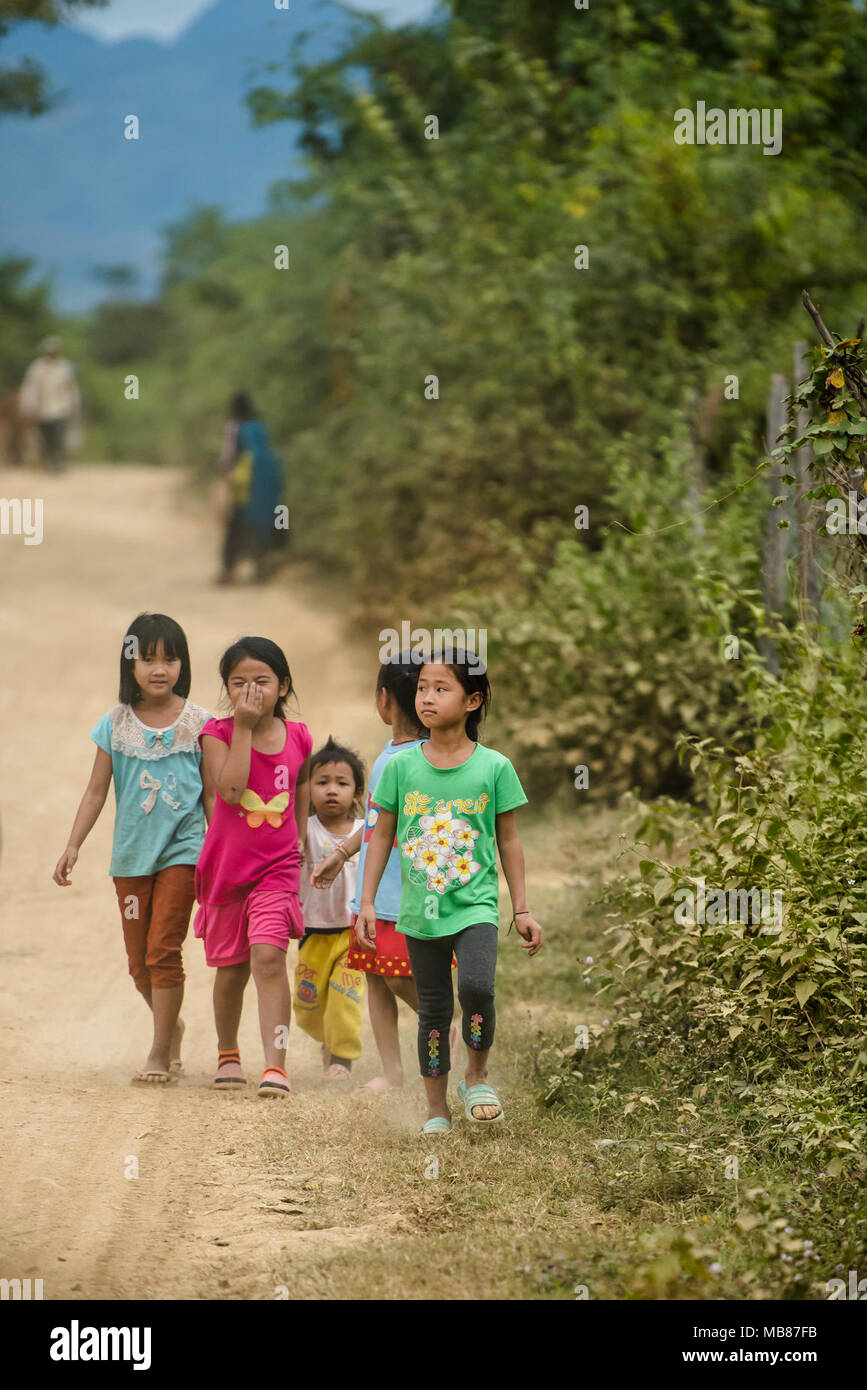 Locali i bambini del Laos di attendere all'elicottero zona di atterraggio la mattina ed il pomeriggio per dire ciao a difesa POW/mia agenzia di contabilità (DPAA) personale e augmentees (non mostrato) come andare da e per il loro recupero sito nella provincia Xiangkouang, Repubblica Democratica Popolare del Laos, nov. 8, 2017. DPAA personale e Augmentees trascorrere le loro giornate di scavo e di screening, nella speranza di trovare mancante negli Stati Uniti i membri del servizio perso durante la Guerra del Vietnam. La missione di DPAA è quello di realizzare nella massima misura possibile la contabilità per il nostro personale mancante per le loro famiglie e per la nazione. (U.S. Marine Corps Foto Stock