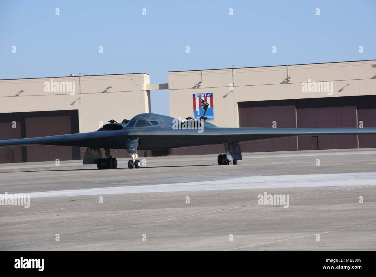 Lo Spirito del Missouri, il B-2 ammiraglia del Missouri Air National Guard's 131ala bomba, ritorna da una recente missione di addestramento, a Whiteman Air Force Base, Missouri, Feb 25, 2018. (U.S. Air National Guard Foto Stock