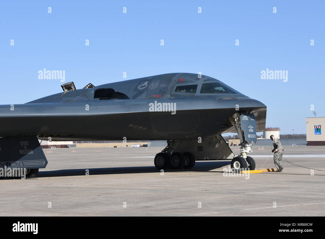 Lo Spirito del Missouri, il B-2 ammiraglia del Missouri Air National Guard's 131ala bomba, ritorna da una recente missione di addestramento, a Whiteman Air Force Base, Missouri, Feb 25, 2018. (U.S. Air National Guard Foto Stock