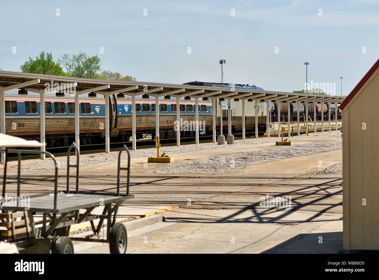 Firenze, South Carolina, Stati Uniti d'America - 2 Aprile 2018: Amtrak's "Palmetto Service', treno #90 voce in direzione nord si diparte la Firenze, SC, stazione di Amtrak. Foto Stock