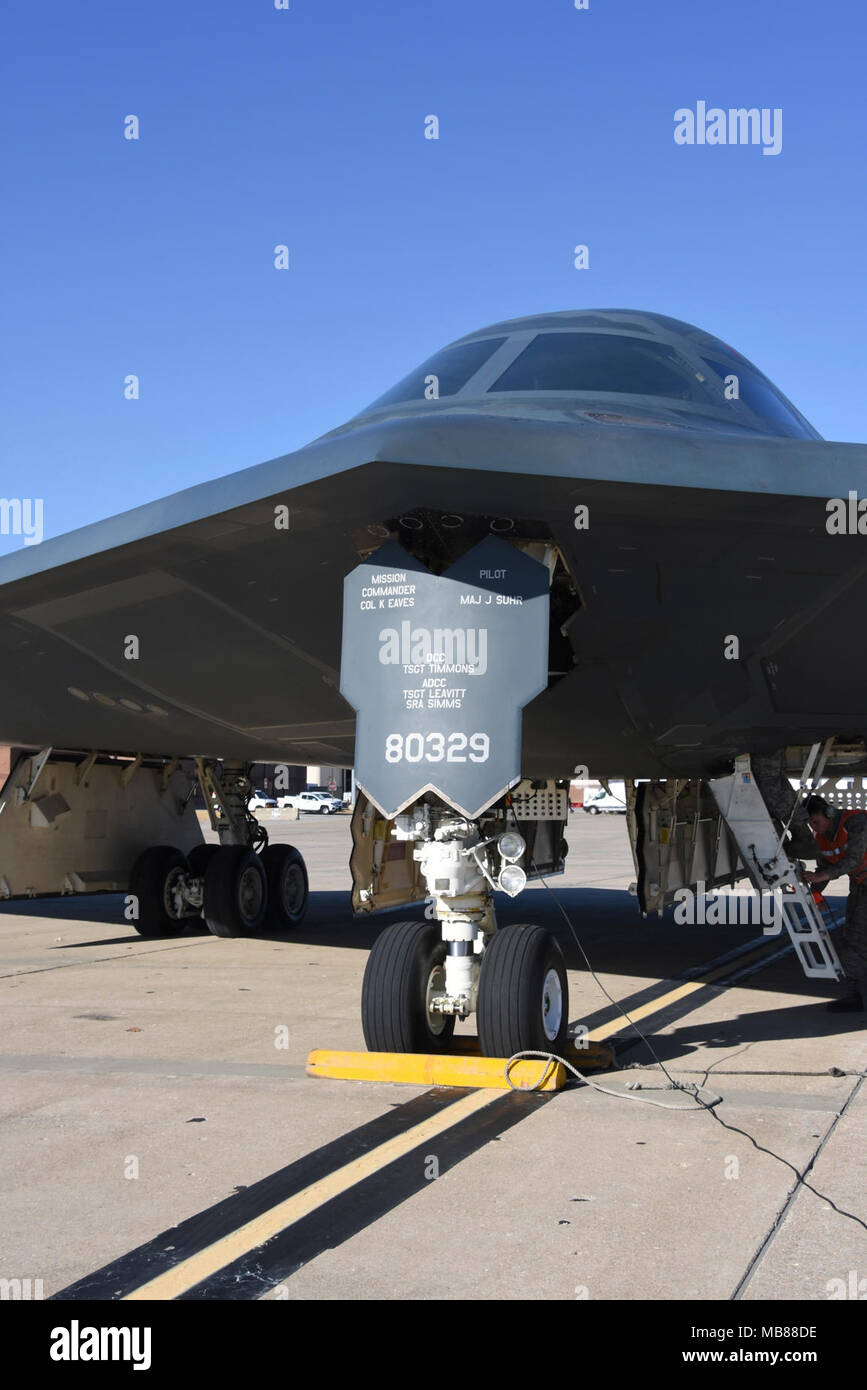 Lo Spirito del Missouri, il B-2 ammiraglia del Missouri Air National Guard's 131ala bomba, ritorna da una recente missione di addestramento, a Whiteman Air Force Base, Missouri, Feb 25, 2018. (U.S. Air National Guard Foto Stock