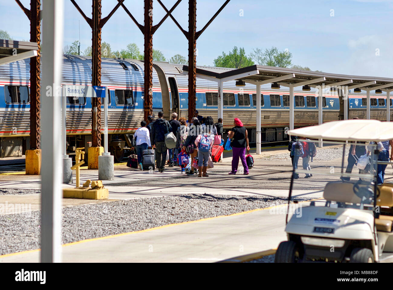 Firenze, South Carolina, Stati Uniti d'America - 2 Aprile 2018: preparare i passeggeri a bordo di Amtrak's "Palmetto', treno #90 in direzione nord di Firenze, SC, stazione. Foto Stock