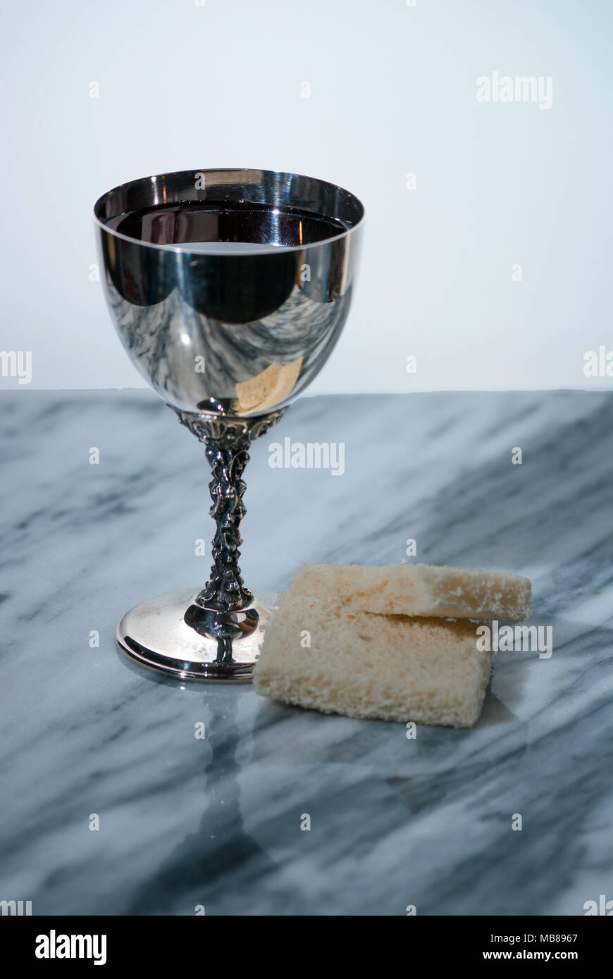 Un nastro di un calice con un drink e pane a simboleggiare il sangue e corpo di Cristo Foto Stock