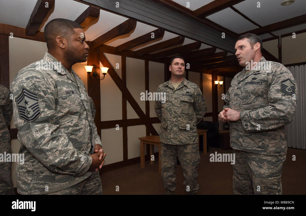 Stati Uniti Air Force Chief Master Sgt. Phillip L. Easton, U.S. Forze aeree in Europa e Stati Uniti Forze Aeree in Africa il comando Capo Comandante Sergente, visite con gli avieri dal 501combattere ala di supporto a RAF Alconbury, Febbraio 7, 2017. CMSgt Easton ha avuto la possibilità di parlare con gli avieri e visitare più di 501CSW separati geograficamente le unità in tutta l'Inghilterra. (U.S. Air Force Foto Stock