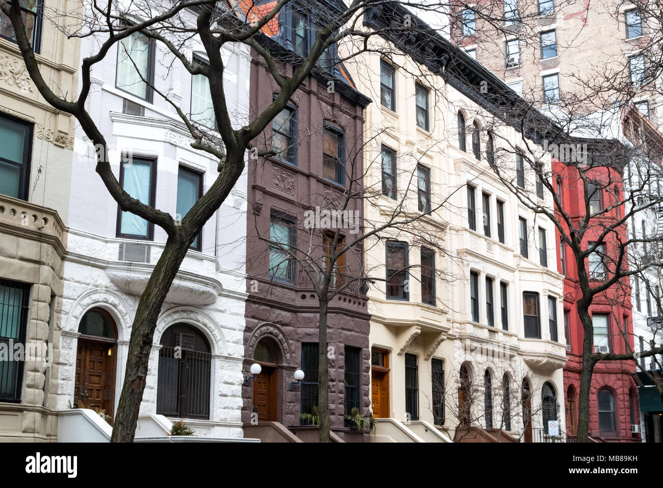 Riga di variopinti edifici antichi in Upper West Side di Manhattan, New York City Foto Stock