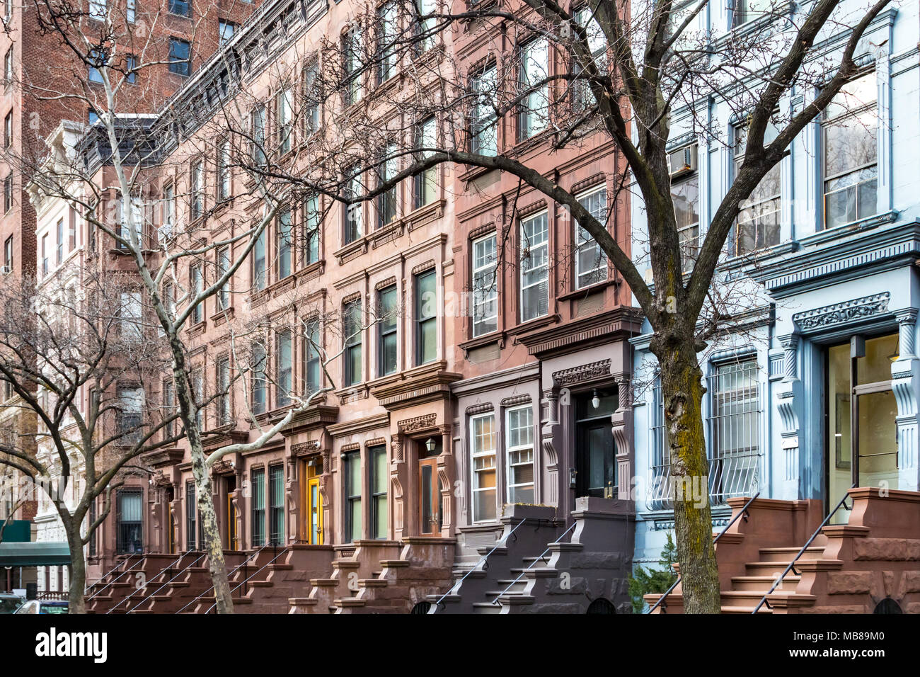 Fila di storici edifici di arenaria nella Upper West Side di Manhattan a New York City Foto Stock
