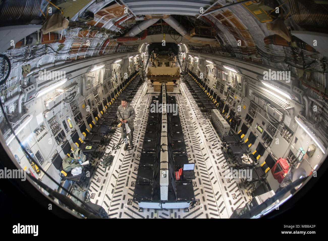 Papa Army Airfield, N.C. - Staff Sgt. William Cooper, una propulsione aerospaziale artigiano in 43d Aria Mobilità squadriglia di volo di manutenzione qui, passeggiate attraverso la caricato cargo area di C-17 Globemaster III sulla rampa verde Febbraio 9, 2018 durante un giunto grande pacchetto Settimana di emergenza e Deployment Readiness esercizio svoltasi nel febbraio 5-11. Avieri in 43d Aria Mobilità Operations Group al Papa di manutenzione forniti e altro supporto da terra per visitare Air Force personale di volo airlifting soldati e attrezzature al di fuori del campo di Papa durante l'esercizio. Per tutta la settimana, Aria Mobilità il comando equipaggi di condotta 173 m Foto Stock