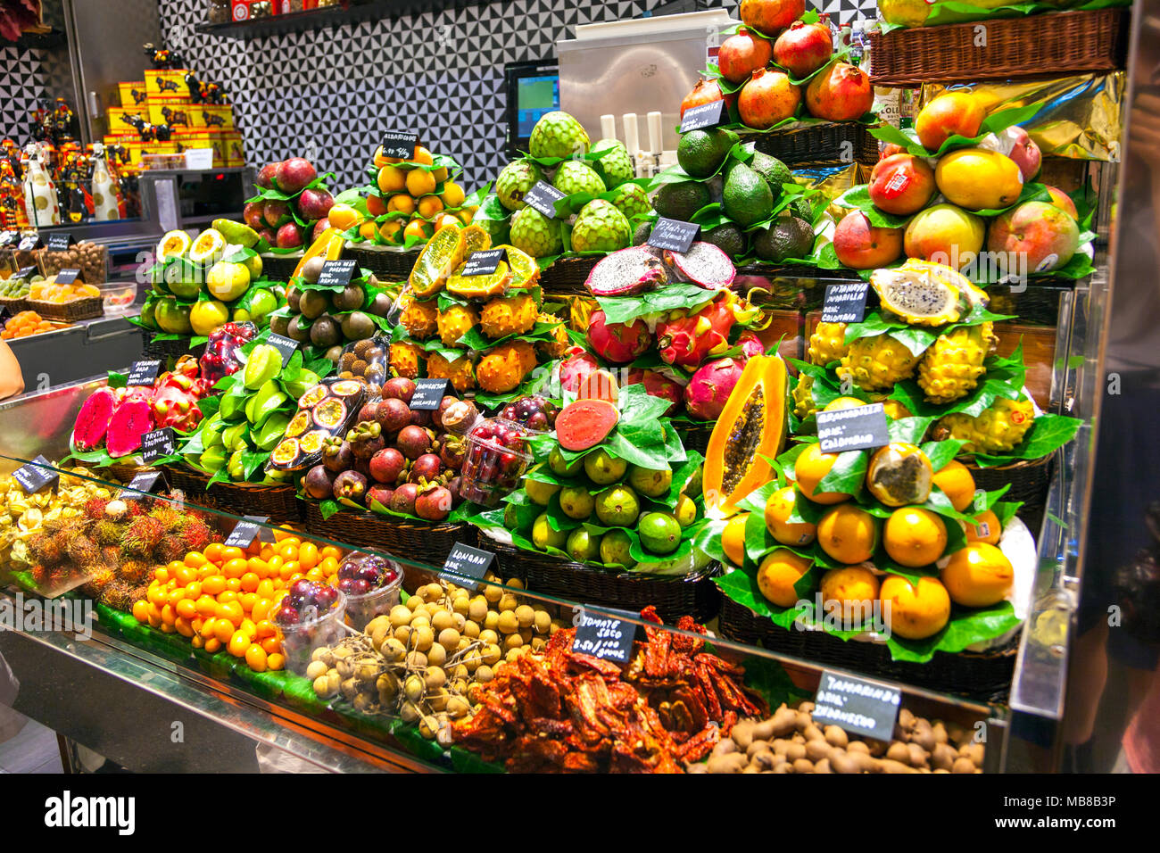 Frutta esotica in stallo del mercato La Boqueria a Barcellona, Spagna Foto Stock