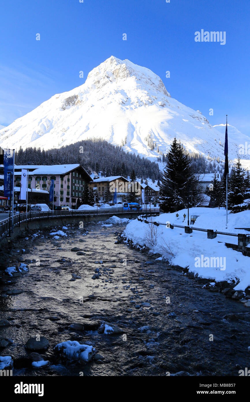 Vista della città Lech am Arlberg, Alpine Ski resort vicino a Zurs, San Anton e Stuben nella regione di Arlberg dell'Austria. Foto Stock
