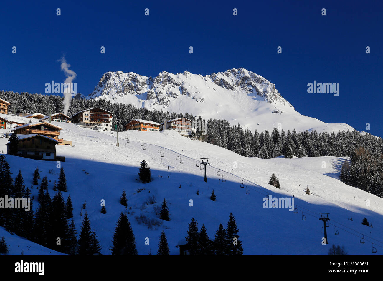 Vista della città Lech am Arlberg, Alpine Ski resort vicino a Zurs, San Anton e Stuben nella regione di Arlberg dell'Austria. Foto Stock