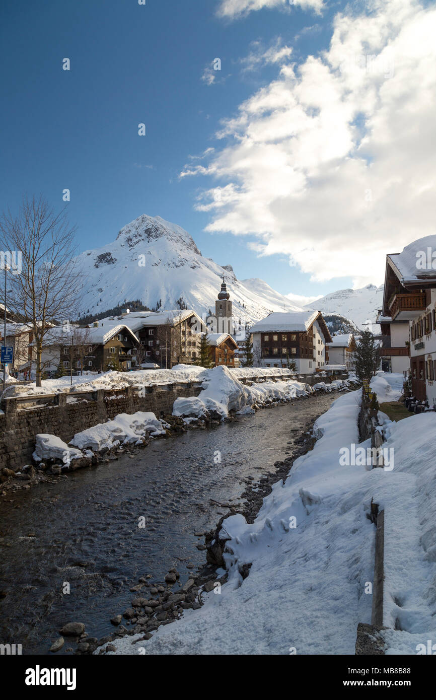Vista della città Lech am Arlberg, Alpine Ski resort vicino a Zurs, San Anton e Stuben nella regione di Arlberg dell'Austria. Foto Stock