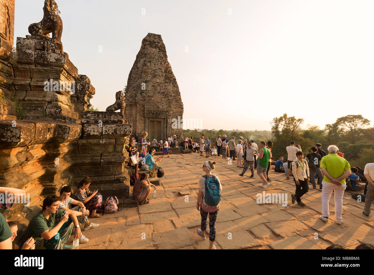 I turisti a guardare il tramonto dalla cima del Pre Rup tempio Angkor Sito, Cambogia, Sud Est asiatico Foto Stock