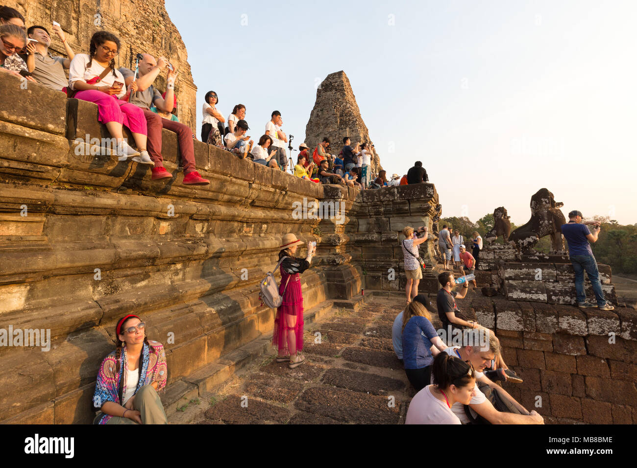 I turisti a guardare il tramonto dalla cima del Pre Rup tempio Angkor Sito Patrimonio Mondiale dell'UNESCO, la Cambogia, il sud-est asiatico Foto Stock