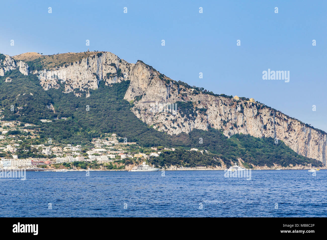 Il paesaggio dell'isola, vista dal mare. Isola di Capri, Italia Foto Stock