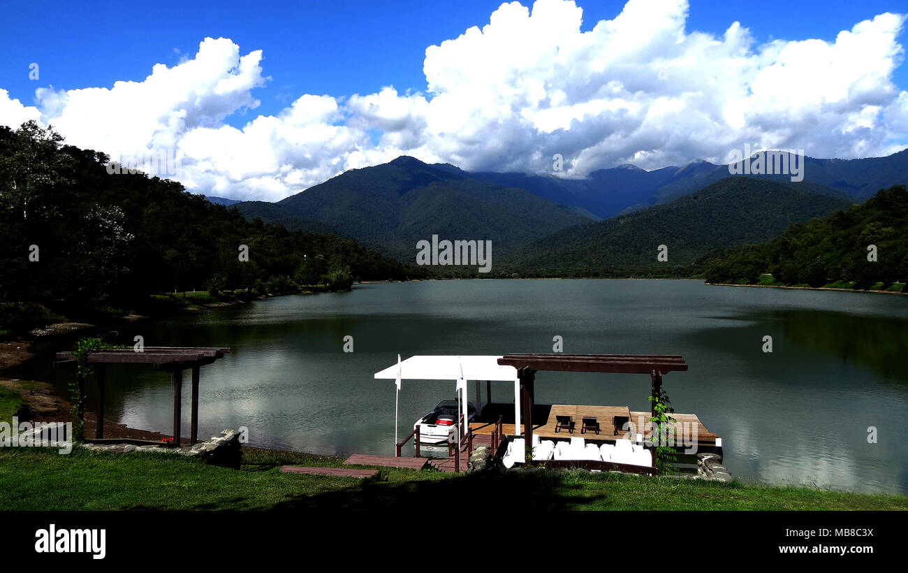 Bellissima vista del lago, bel colore, circondato da montagne. Sfondo Foto Stock