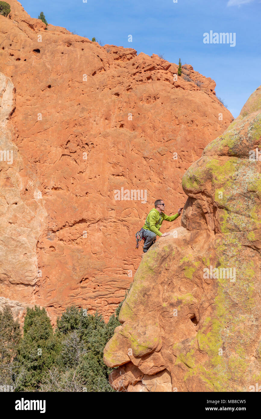 Scalatore rock climbing presso il Giardino degli dèi, Colorado Springs, Colorado, Stati Uniti d'America. Foto Stock