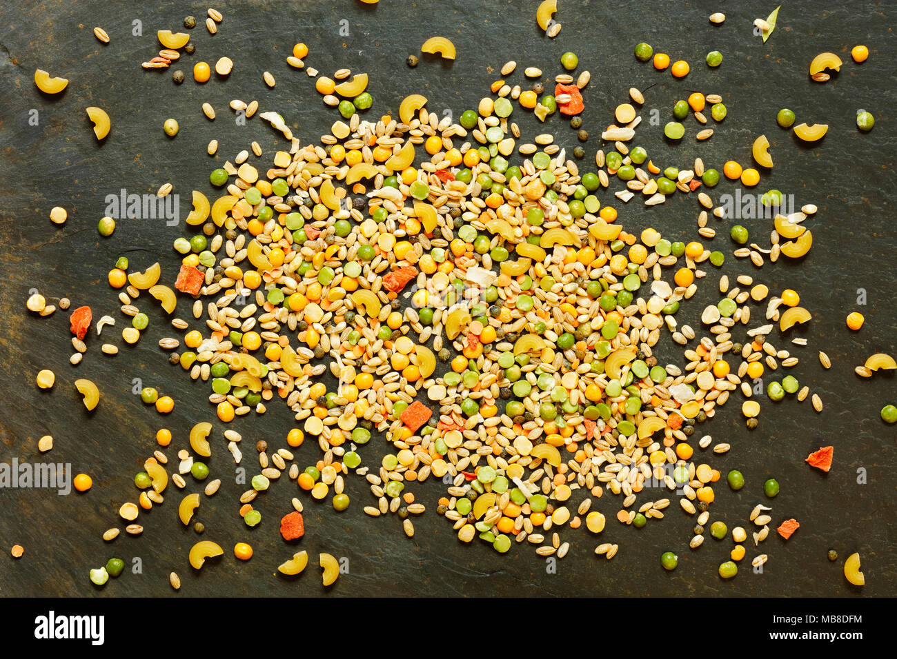 Misto di verdure essiccate e pasta per spezzatino vegano o zuppa Foto Stock