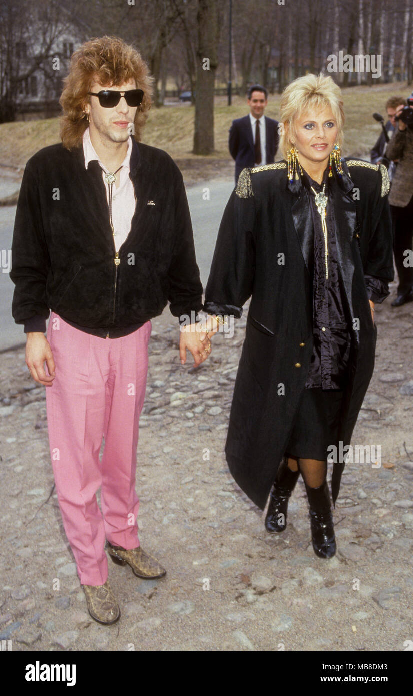 Britt ekland bond immagini e fotografie stock ad alta risoluzione - Alamy