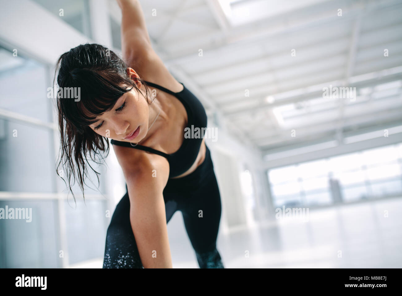 fitness donna che esercita yoga in centro benessere. Donna sana che si piega e si allunga nel centro benessere. Foto Stock