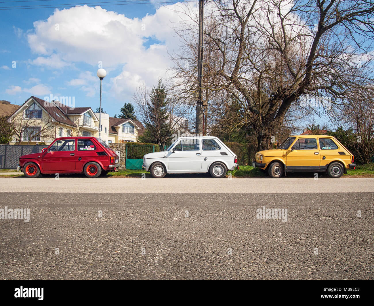 BRATISLAVA, Slovacchia - 2 Aprile 2018: Tre colorato mini automobili parcheggiate uno dopo l'altro (modello: Fiat 126 aflso noto come Polski Fiat 126p) Foto Stock