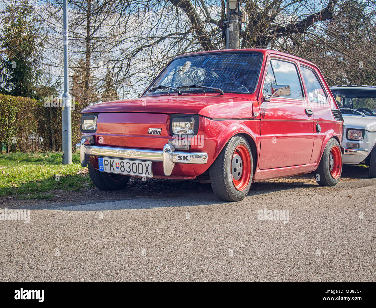 BRATISLAVA, Slovacchia - 2 Aprile 2018: Rosso Fiat 126 (o Polski Fiat 126p) parcheggiato sulla strada Foto Stock