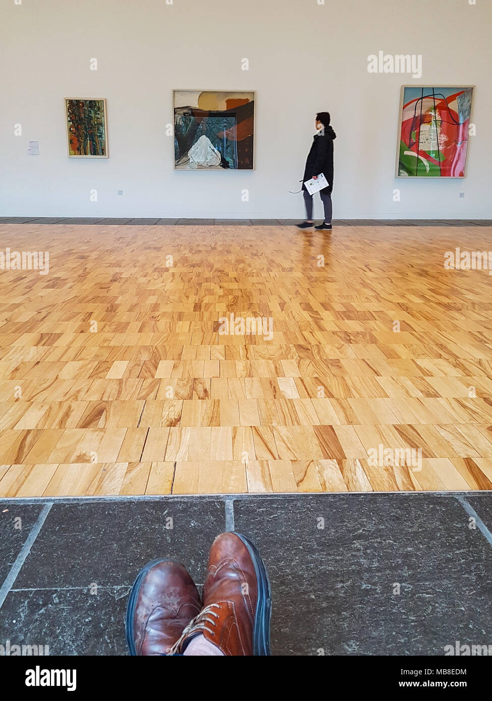 Newcastle, Inghilterra - Marzo 11, 2018: un visitatore è guardando all'interno dipinti la Whitworth Art Gallery di Manchester. Foto Stock