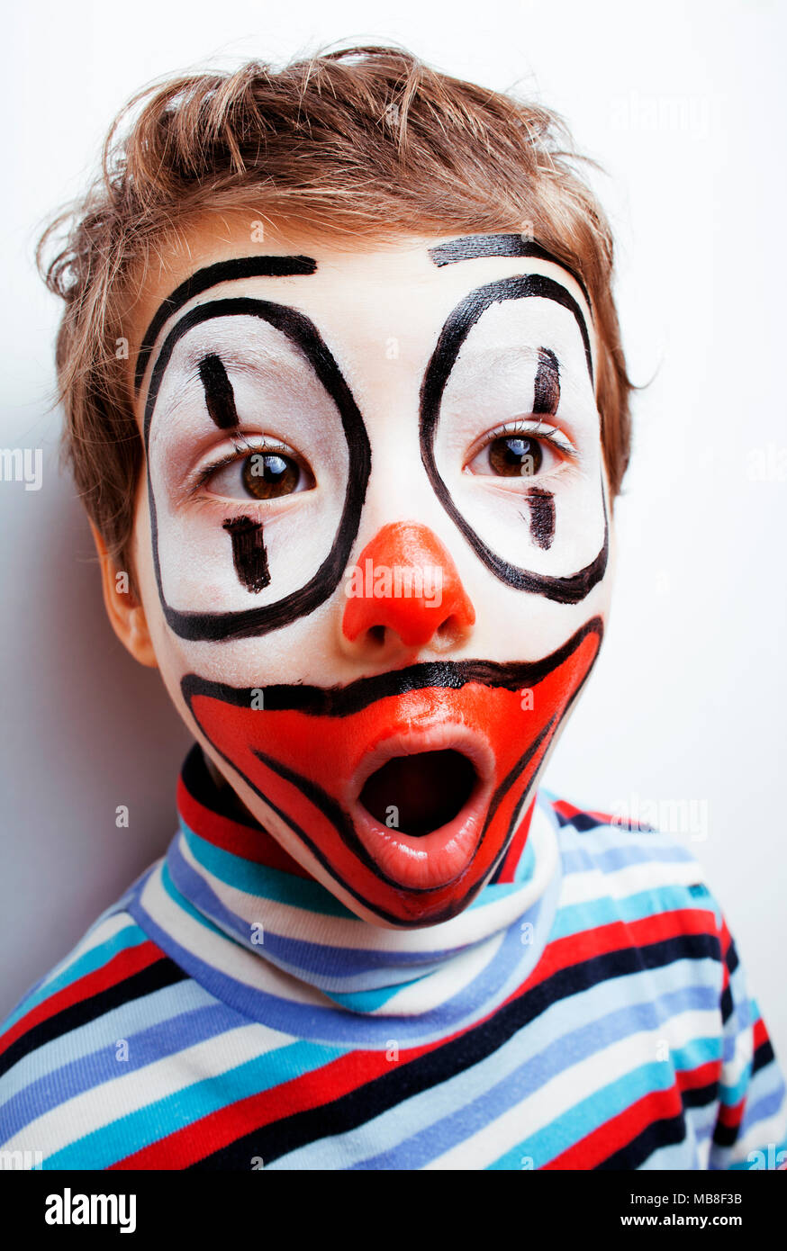 Poco carino ragazzo reale con facepaint come clown, pantomimic expre Foto Stock