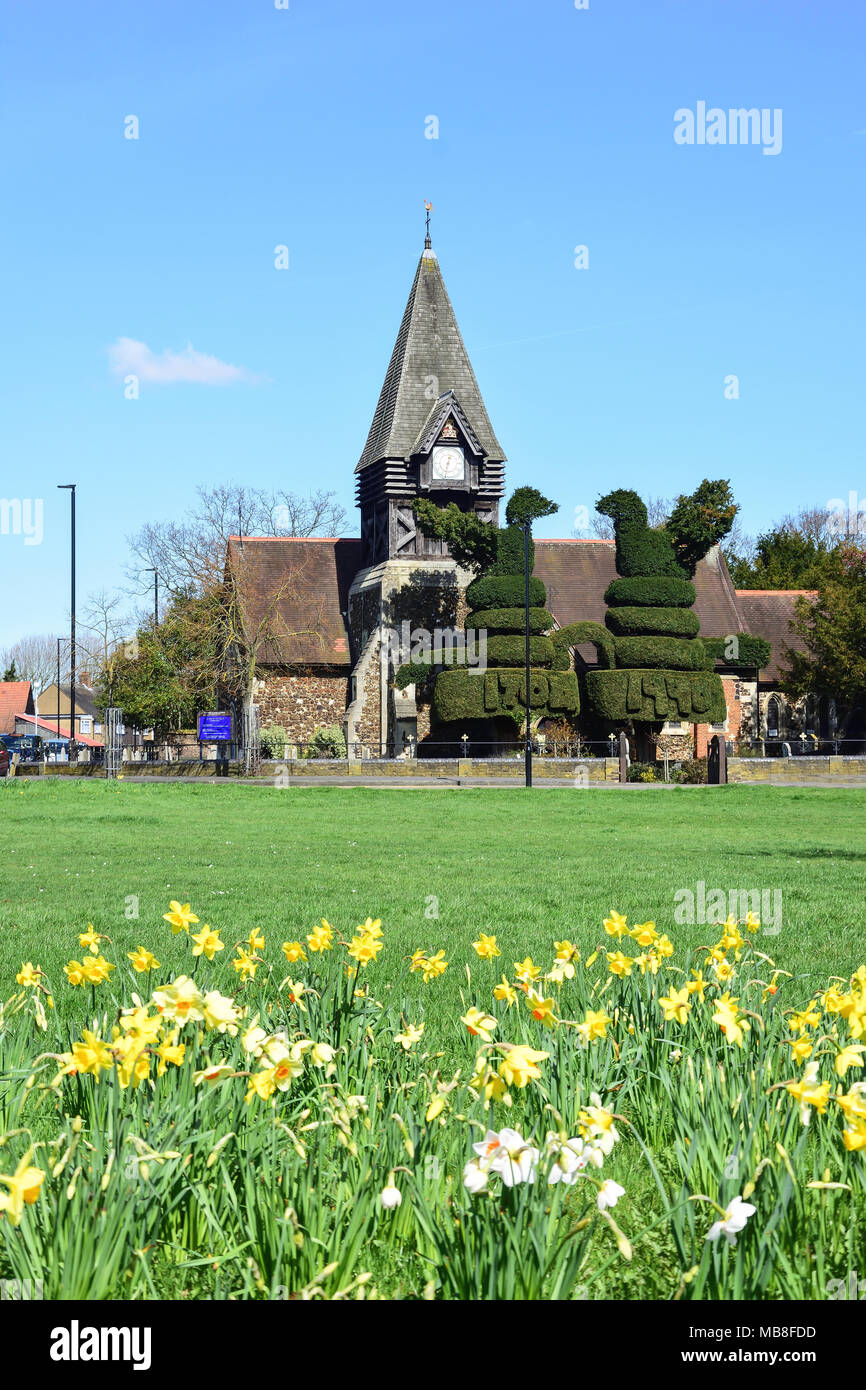 Chiesa di Santa Maria e Bedfont verde in primavera, Bedfont, London Borough di Hounslow, Greater London, England, Regno Unito Foto Stock