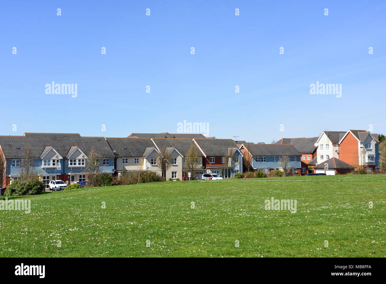 Case e parchi su College Green sviluppo, Slough, Berkshire, Inghilterra, Regno Unito Foto Stock