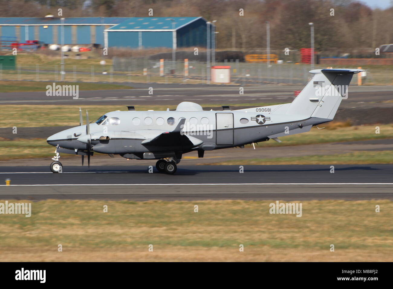 09-0681, un Beechcraft MC-12W Liberty gestito da United States Air Force, presso l'Aeroporto di Prestwick in Ayrshire. Foto Stock