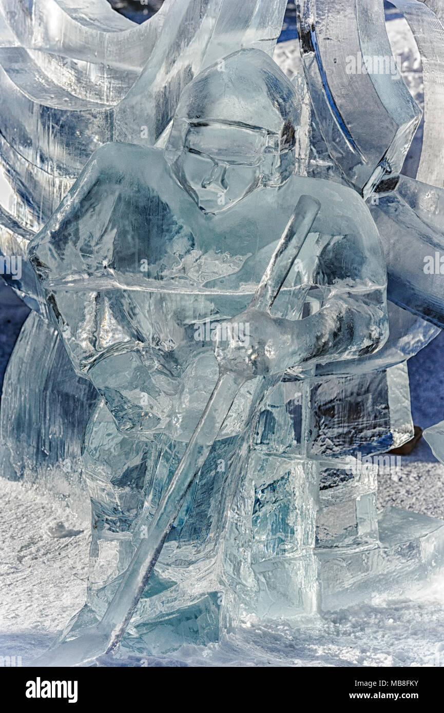 Sculture di ghiaccio di un giocatore del hockey di ghiaccio al lago Louise Banff, Alberta Canada Foto Stock