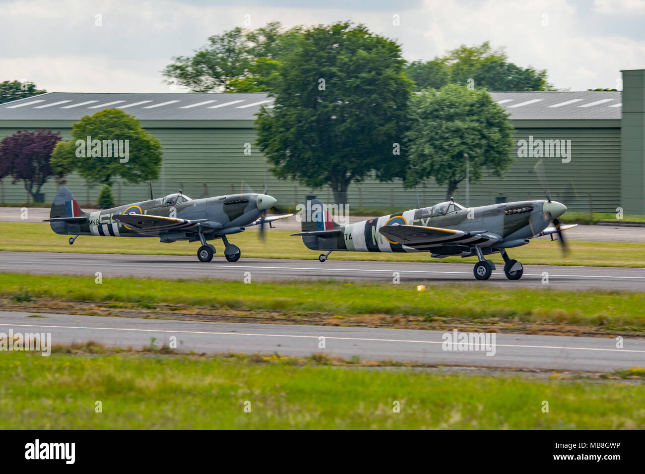 Due Supermarine Spitfires circa di decollare da Biggin Hill Airfield, NEL REGNO UNITO IL 13 GIUGNO 2015. Foto Stock