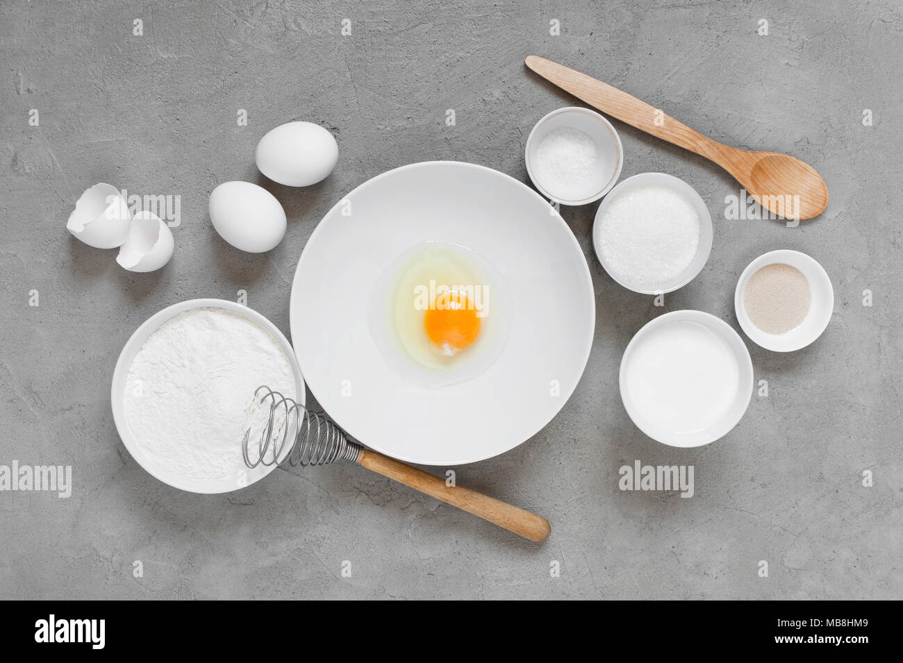 Ingredienti per la cottura sulla trama tabella grigia. Vista superiore Foto Stock