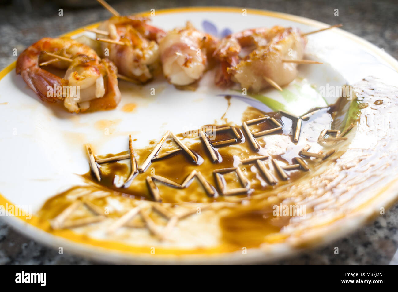 Piatto di involtini di gamberi con la scritta madre felice giorno Foto Stock