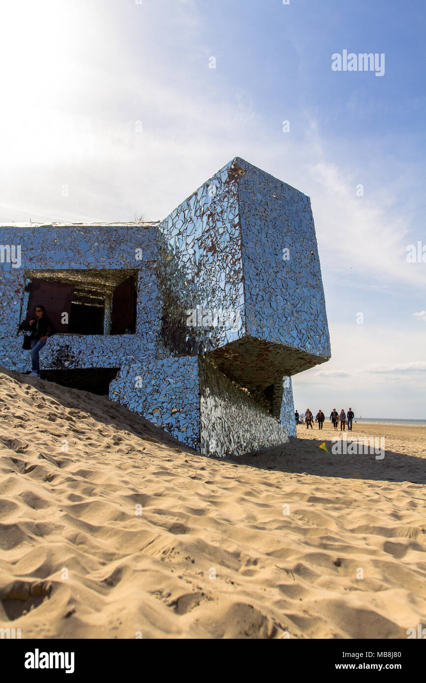 WW2 Bunker coperti in frammenti di specchi situato sulle spiagge di Dunkerque Foto Stock