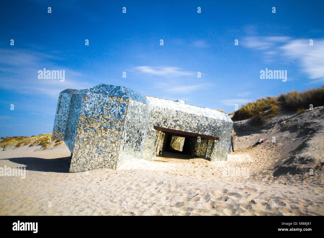 WW2 Bunker coperti in frammenti di specchi situato sulle spiagge di Dunkerque Foto Stock