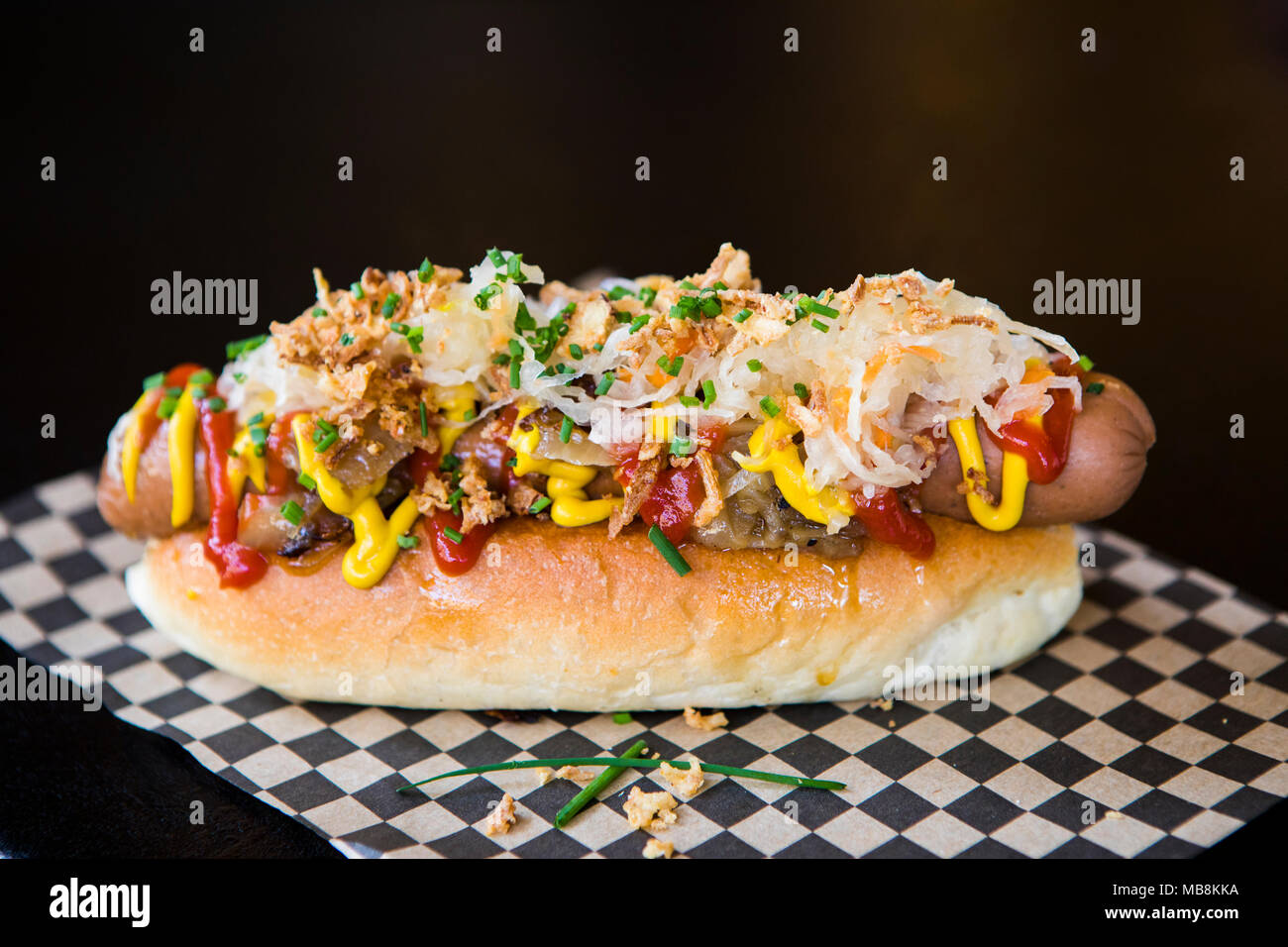 Street cibo vegan hot dog in bap con ketchup, senape e cipolle. Foto Stock