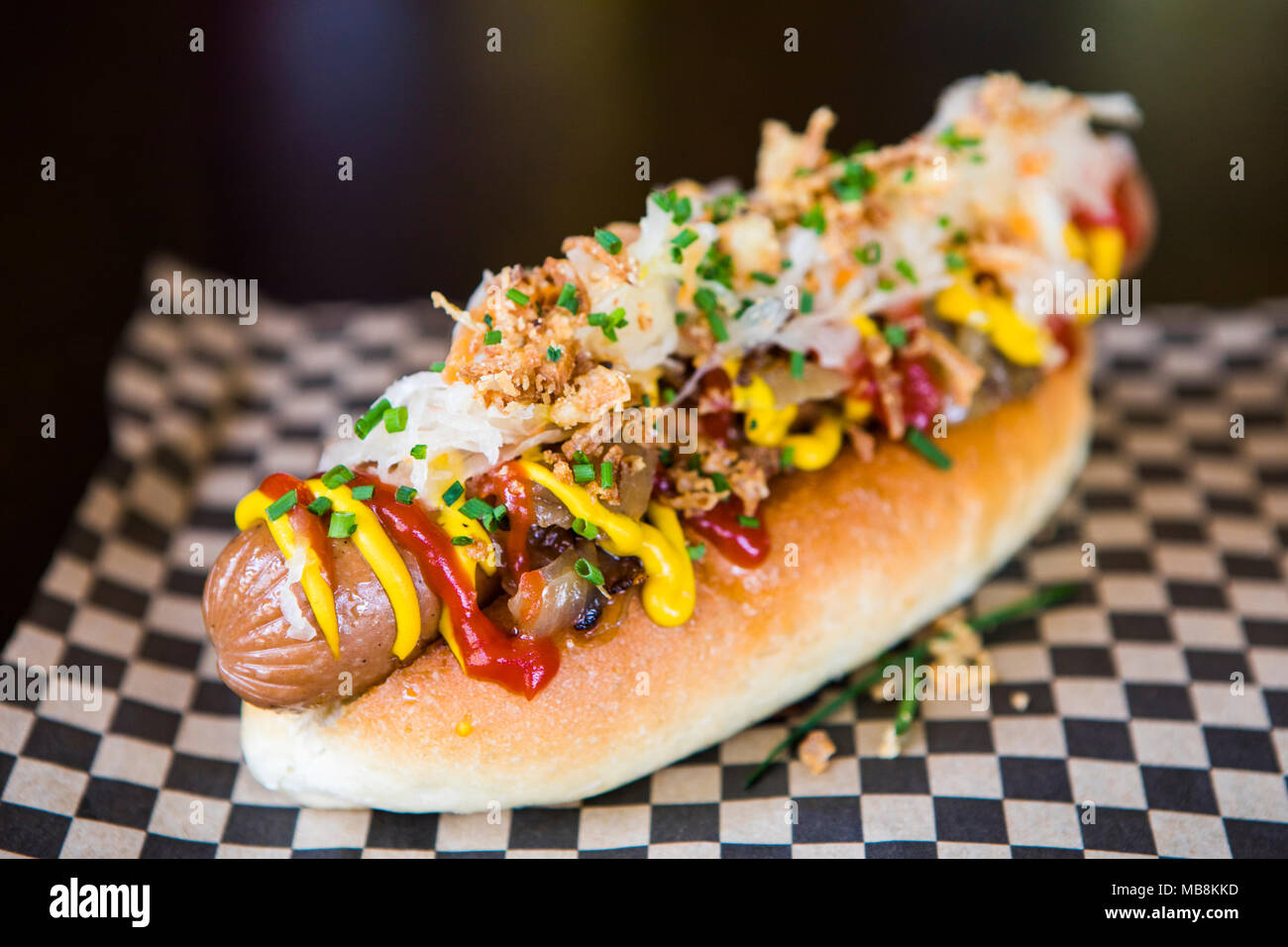 Street cibo vegan hot dog in bap con ketchup, senape e cipolle. Foto Stock