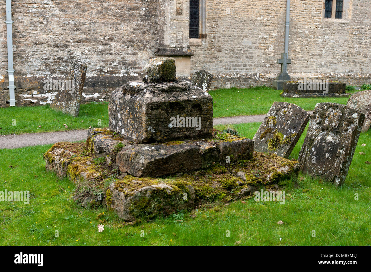 Il vecchio cross, St. Mary's sagrato, Launton, Oxfordshire, England, Regno Unito Foto Stock