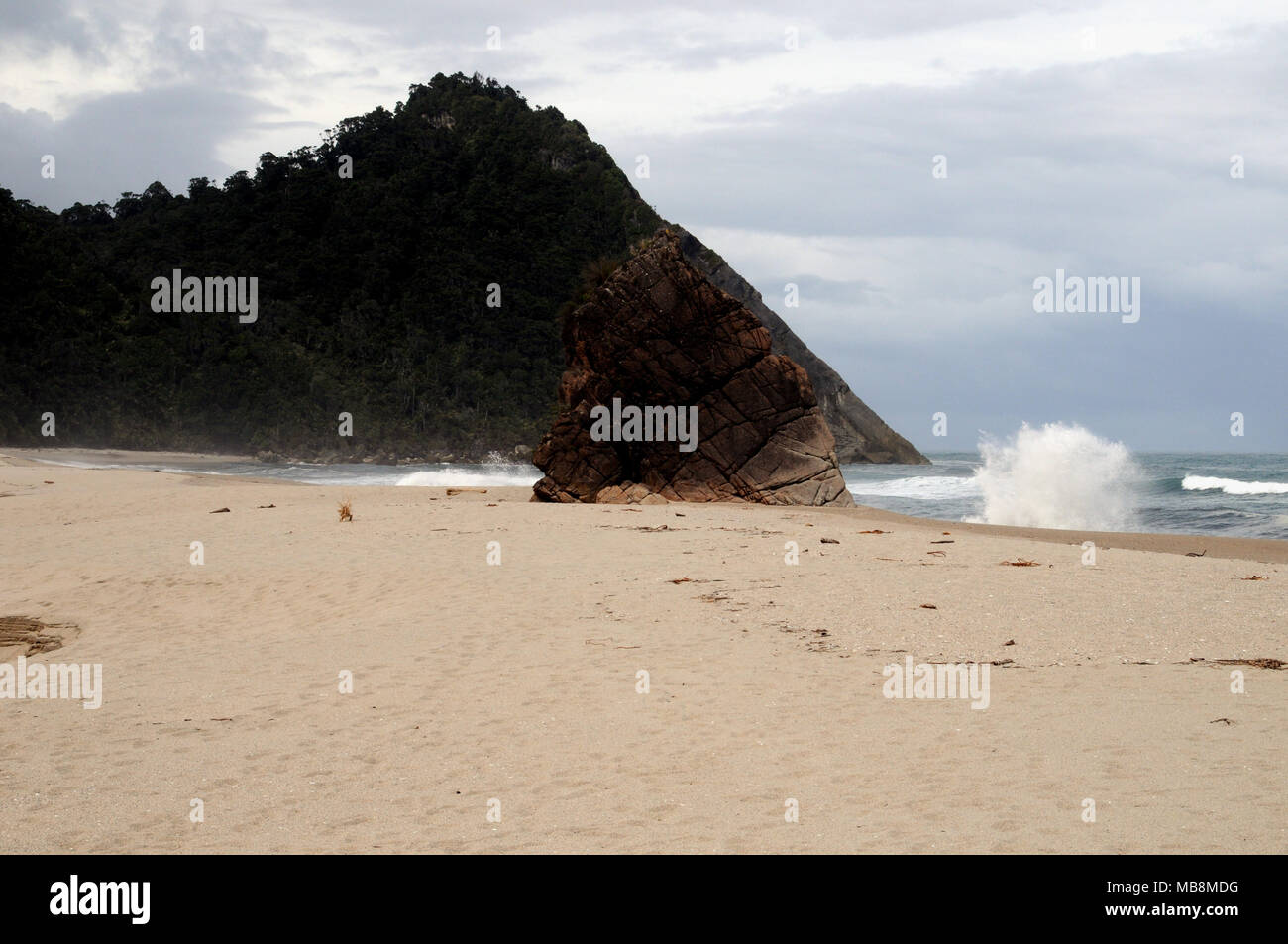 Scotts Beach all'inizio dell'estremità sud dell'Heaphy via, Karamea sulla costa occidentale dell isola del Sud della Nuova Zelanda. Foto Stock